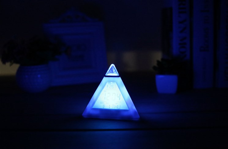 【客製化】三角形七彩變色鬧鐘 | 禮品、贈品專業客製禮贈品顧問 | 禮品、贈品專屬客製禮贈品專家