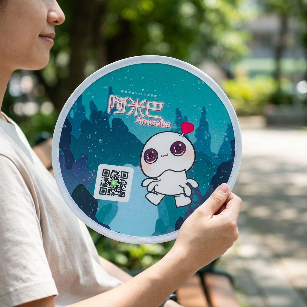 摺疊扇，可客製印製企業 LOGO 的廣告扇活動贈品，夏日戶外活動中展開扇子搧風消暑的使用情境｜以泰禮品